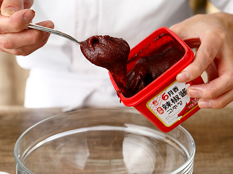 把調(diào)料 [A] 調(diào)制成醬汁備用。