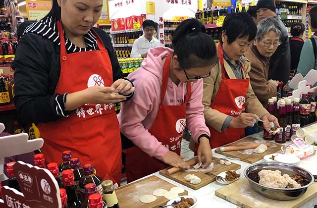 （現(xiàn)場(chǎng)包水餃，大小齊上陣）